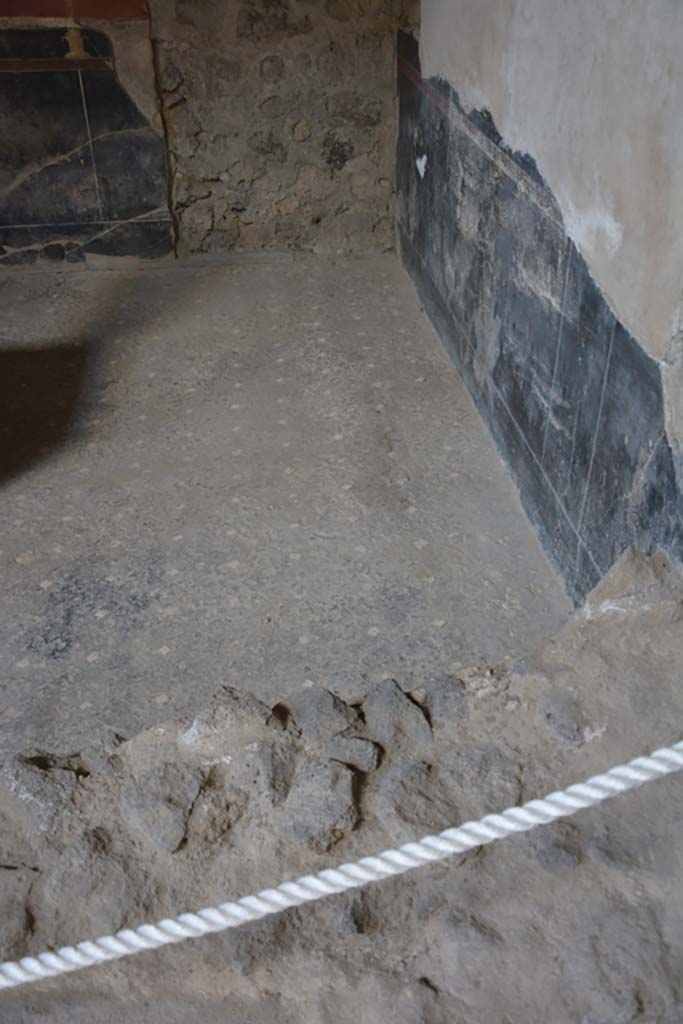 VI.15.1 Pompeii. July 2017. 
South ala, looking south across flooring at west end towards blocked doorway into triclinium.
Foto Annette Haug, ERC Grant 681269 DÉCOR.

