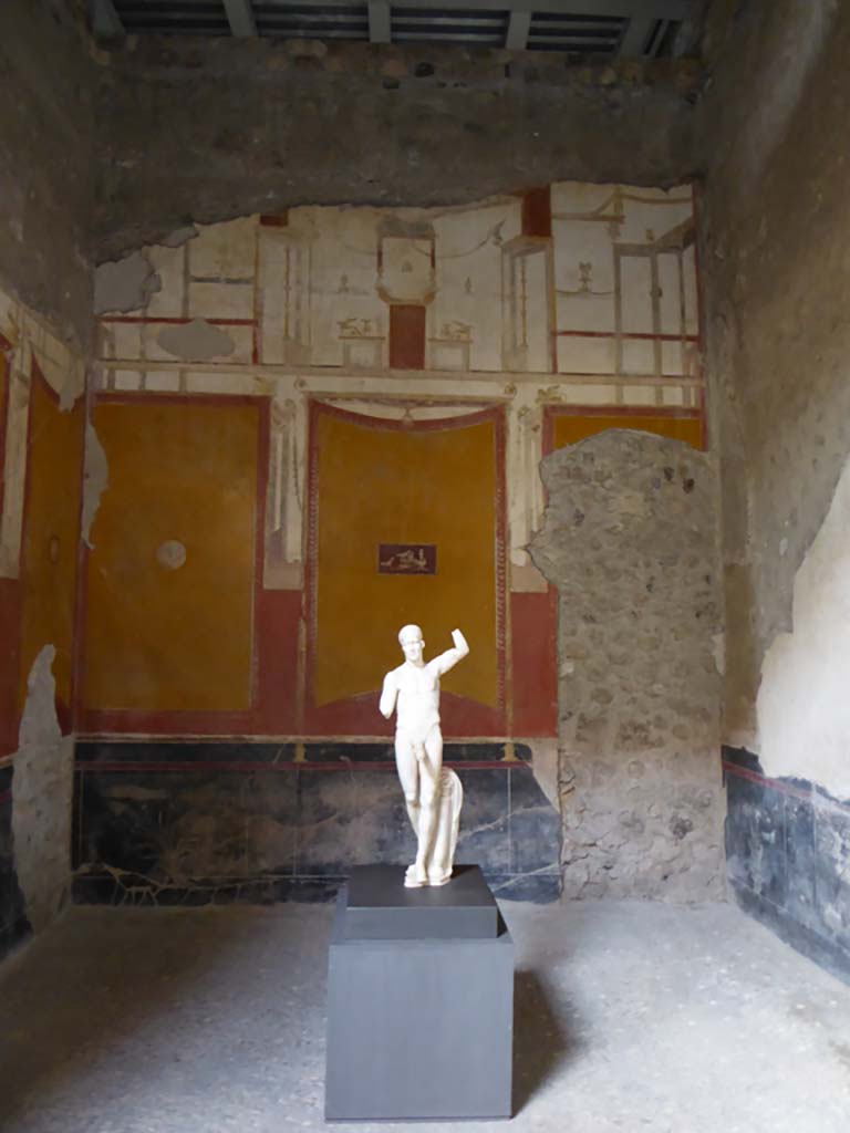 VI.15.1 Pompeii. January 2017. Looking towards south ala, with statue of Priapus.
Foto Annette Haug, ERC Grant 681269 DÉCOR.
