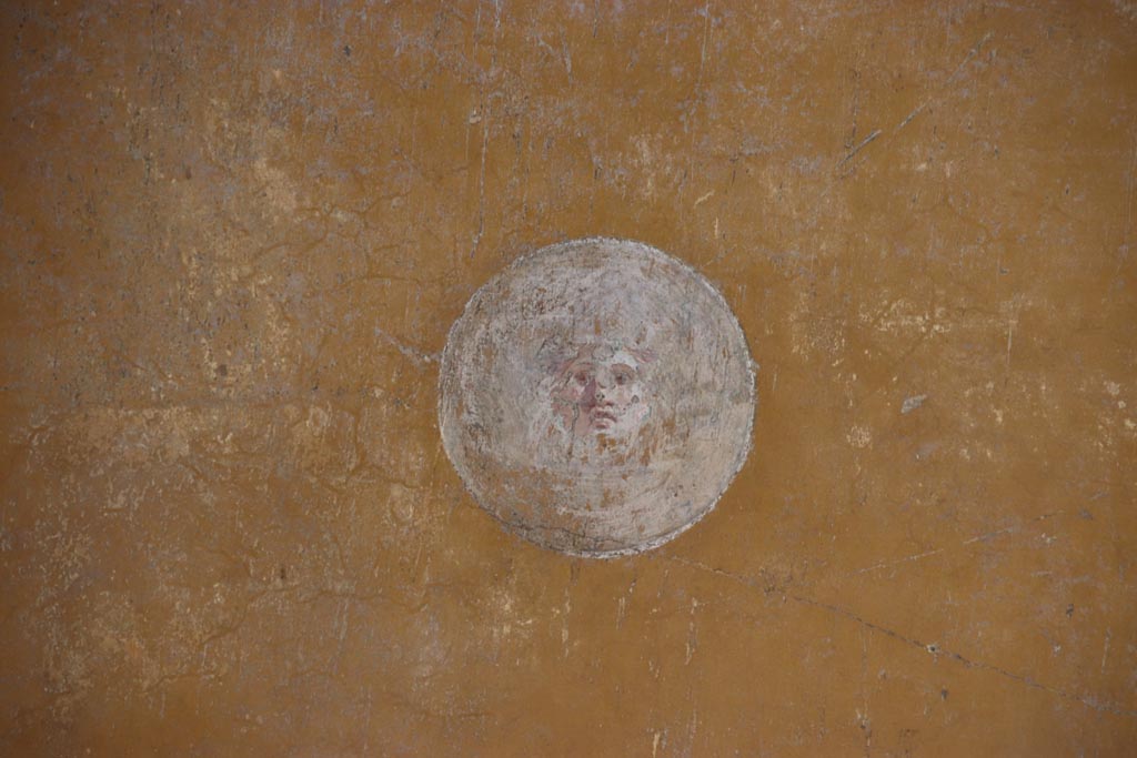 VI.15.1 Pompeii. October 2023. Detail of painted medallion on south wall of ala h. Photo courtesy of Klaus Heese.
