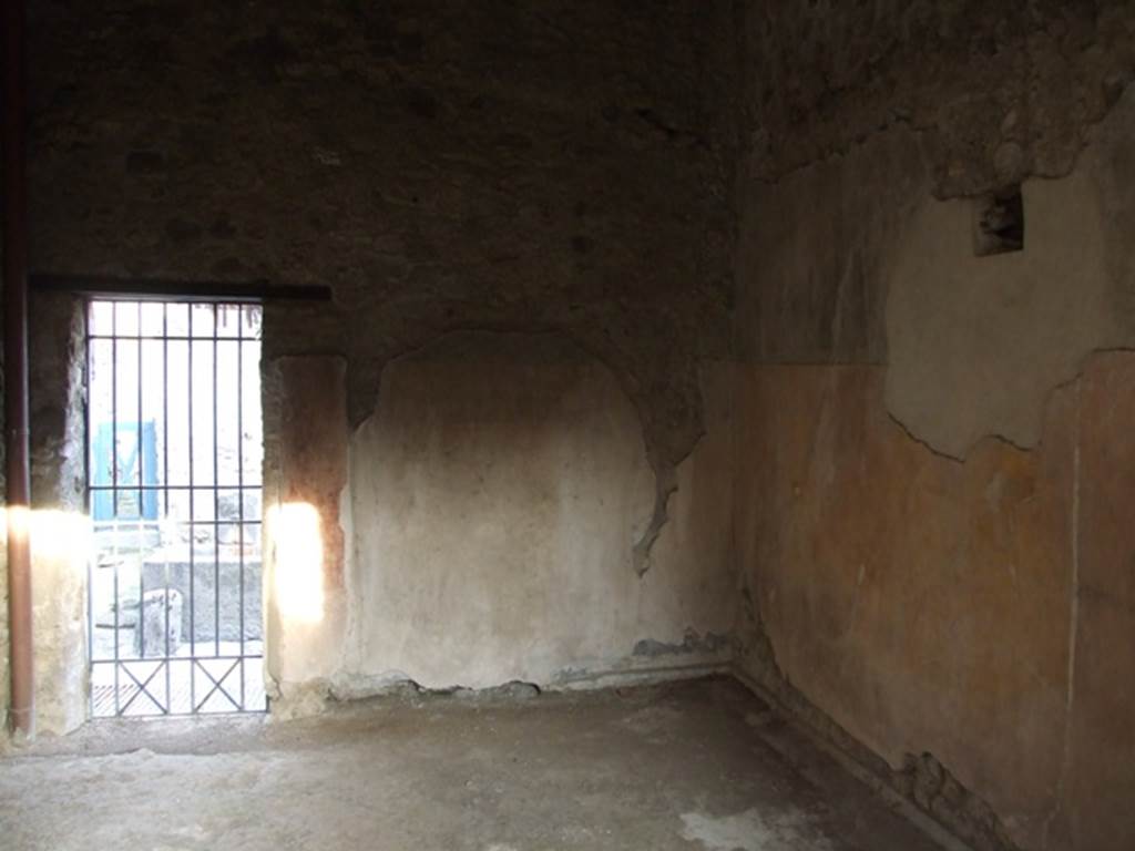 VI.15.8 Pompeii. December 2007. Entrance VI.15.7 in room on the east side of the portico.
According to NdS, this room would have had the staircase to the independent upper storey adjacent to it. This would have led from the doorway to VI.15.7, on the left. See Notizie degli Scavi, January 1897, (p.36)
