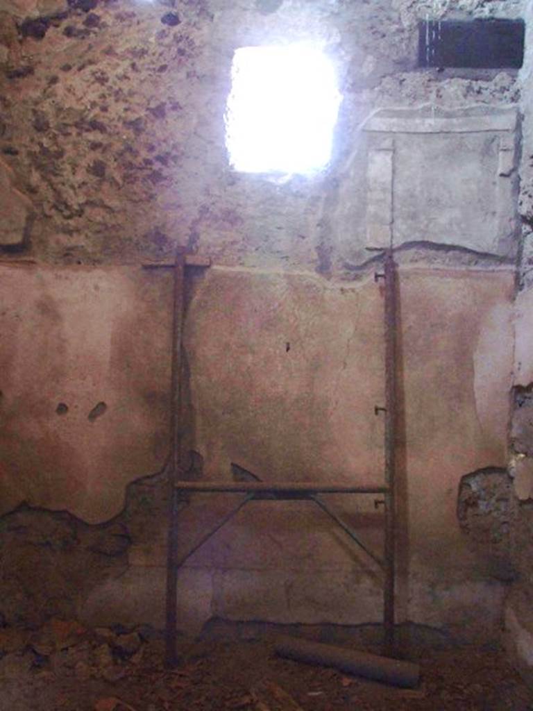 VI.15.9 Pompeii. March 2009. East wall of cubiculum, with window to Vicolo dei Vettii.