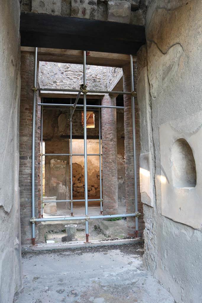 VI.15.9 Pompeii. December 2018. 
Looking west from entrance corridor. Photo courtesy of Aude Durand.
