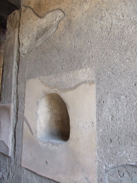 VI.15.9 Pompeii. December 2018. 
North wall of entrance corridor with niche. Photo courtesy of Aude Durand.
