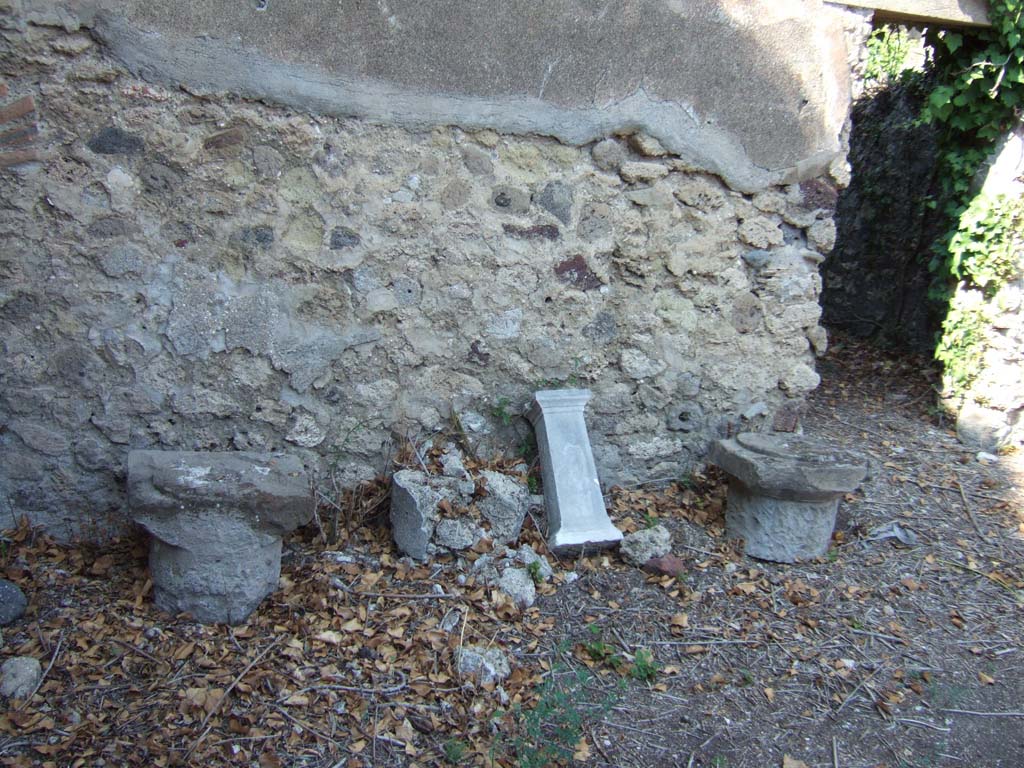 VI.15.23 Pompeii. September 2005. North portico, with remains of columns and marble foot for a fountain basin or table.