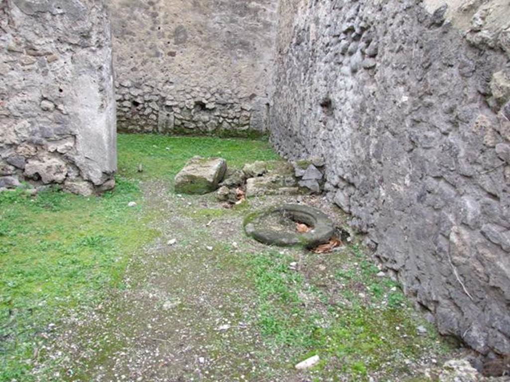 VI.16.5 Pompeii. December 2007. Cistern-head in north-west corner of shop.