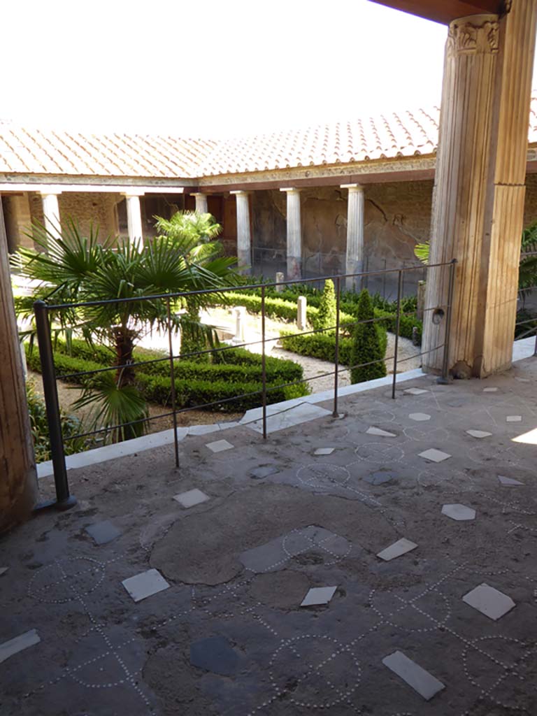 VI.16.7 Pompeii. September 2015. Looking south-east across room F, west portico towards peristyle.
Foto Annette Haug, ERC Grant 681269 DCOR.

