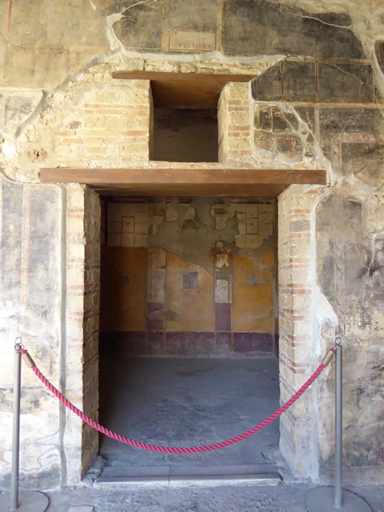 VI.16.7 Pompeii. September 2015. Room R, looking west through doorway from west portico.
Foto Annette Haug, ERC Grant 681269 DCOR.
