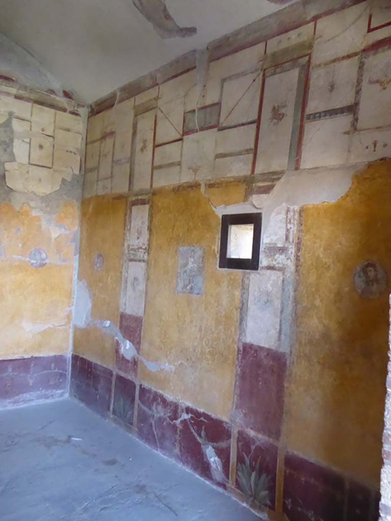 VI.16.7 Pompeii. September 2015. Room R, looking towards north-west corner and north wall.
Foto Annette Haug, ERC Grant 681269 DCOR.
