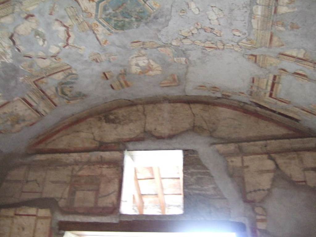 VI.16.7 Pompeii. May 2006. Room R, upper east wall and vaulted painted ceiling.
