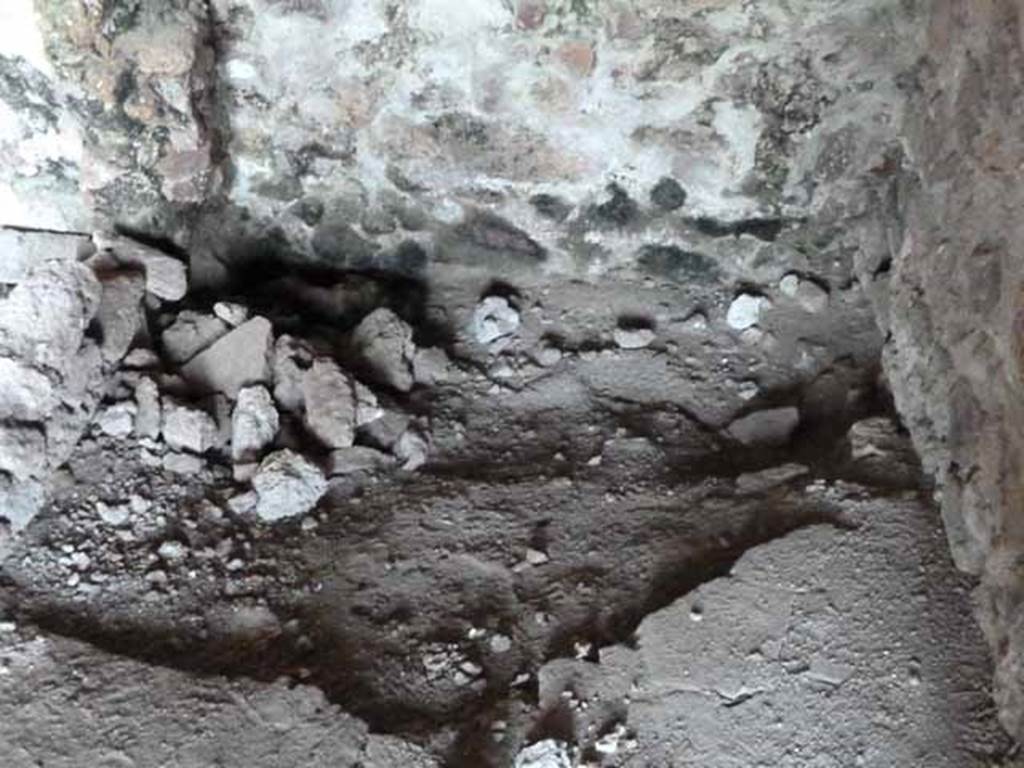 VI.16.7 Pompeii. May 2010. Detail of latrine.