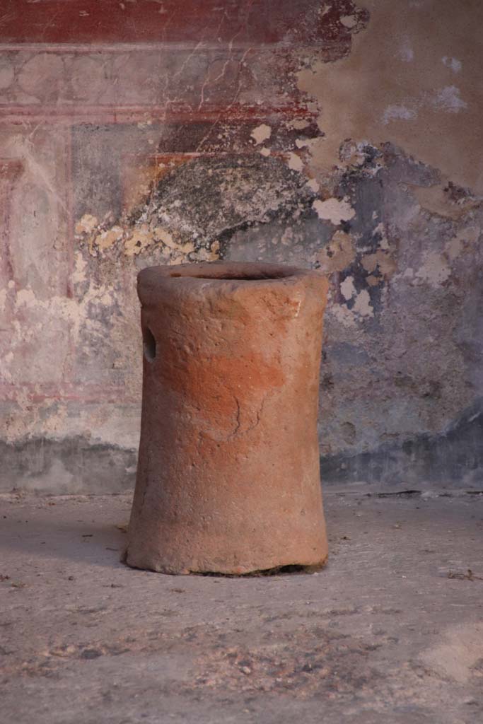 VI.16.15 Pompeii. September 2021. 
Terracotta Puteal standing in tablinum D. Photo courtesy of Klaus Heese.
