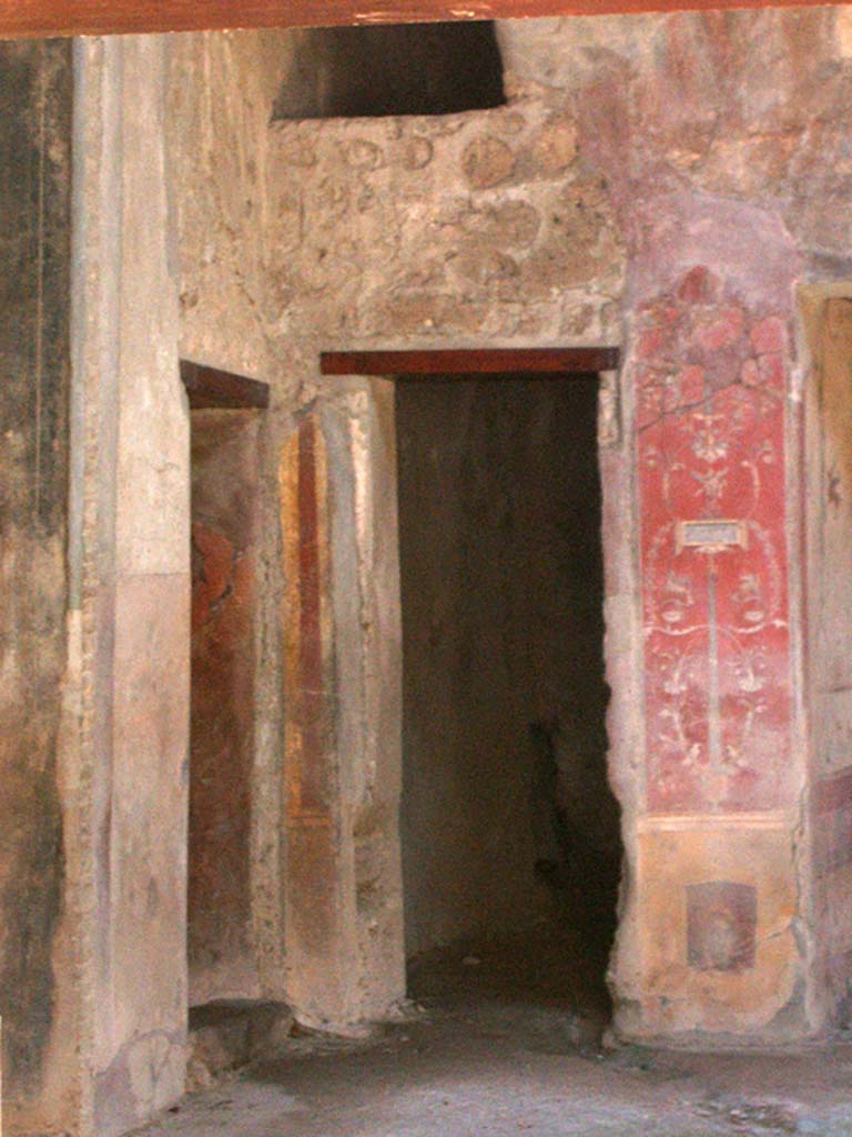 VI.16.15 Pompeii. May 2005. Doorway to room G (left) on south wall of atrium.
According to NdS, this room had a threshold of lava which formed a step.
