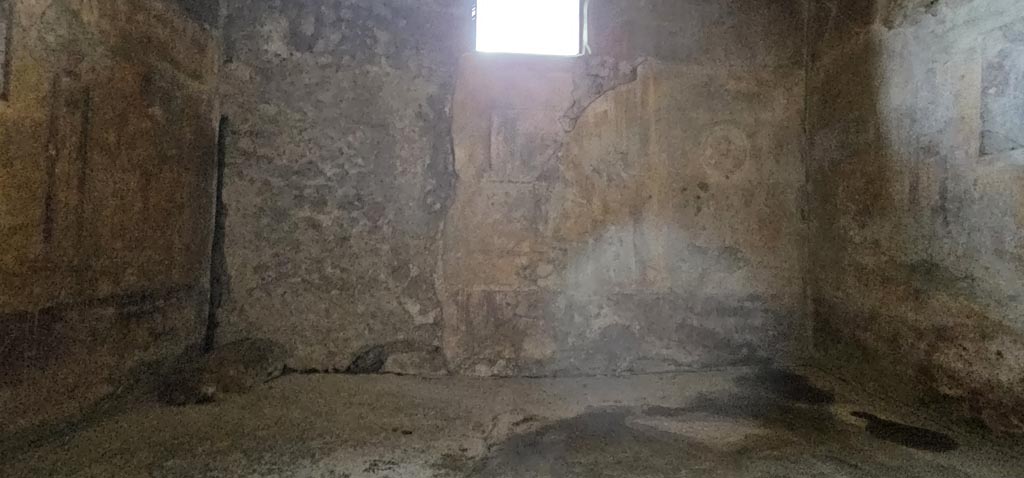 VI.16.15 Pompeii. December 2023. Room G, looking towards south wall with remains of central painting. Photo courtesy of Miriam Colomer.