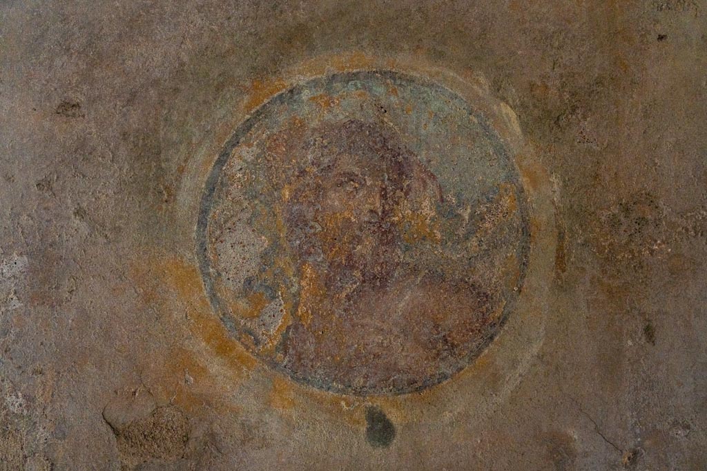 VI.16.15 Pompeii. January 2024. Room G, detail of medallion from west end of south wall. Photo courtesy of Johannes Eber.