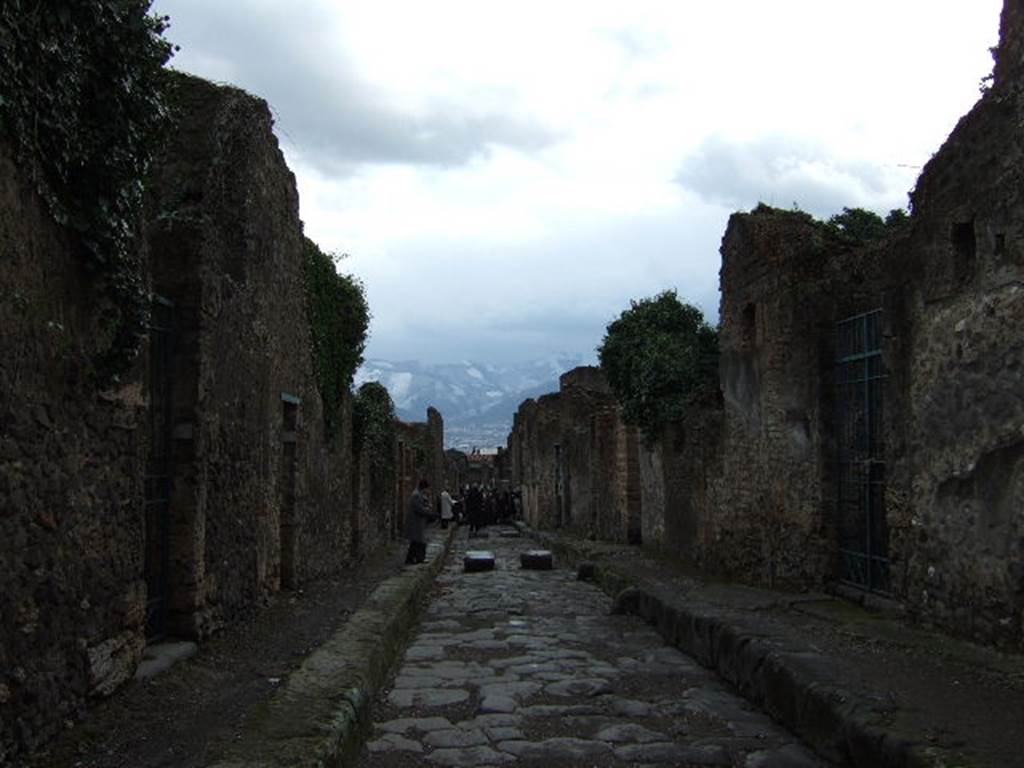 VI.16.29 Pompeii. December 2007.    Vicolo dei Vettii looking south.        VI.15 on right.