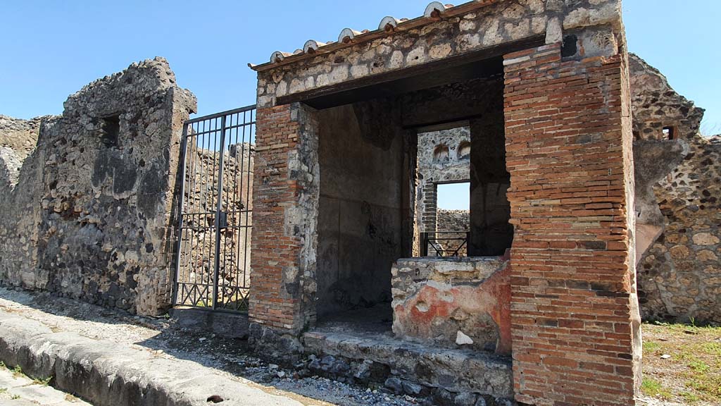 VI.16.33 Pompeii, on right. December 2018. Looking east to entrance doorway on Vicolo dei Vettii. 
The entrance to the atrium of VI.16.32 is on the left. Photo courtesy of Aude Durand.
