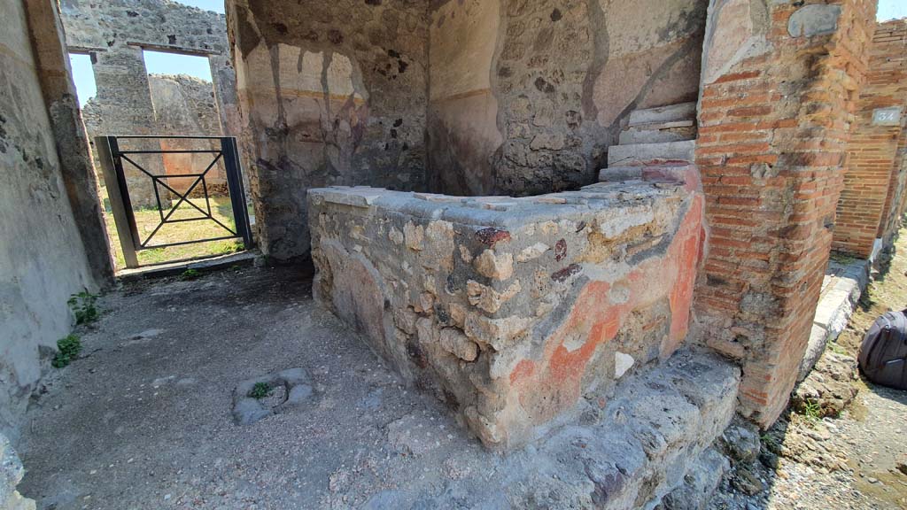 VI.16.33 Pompeii. March 2018. Flooring at entrance doorway on north side of counter in bar-room, looking east.
Foto Taylor Lauritsen, ERC Grant 681269 DÉCOR.
