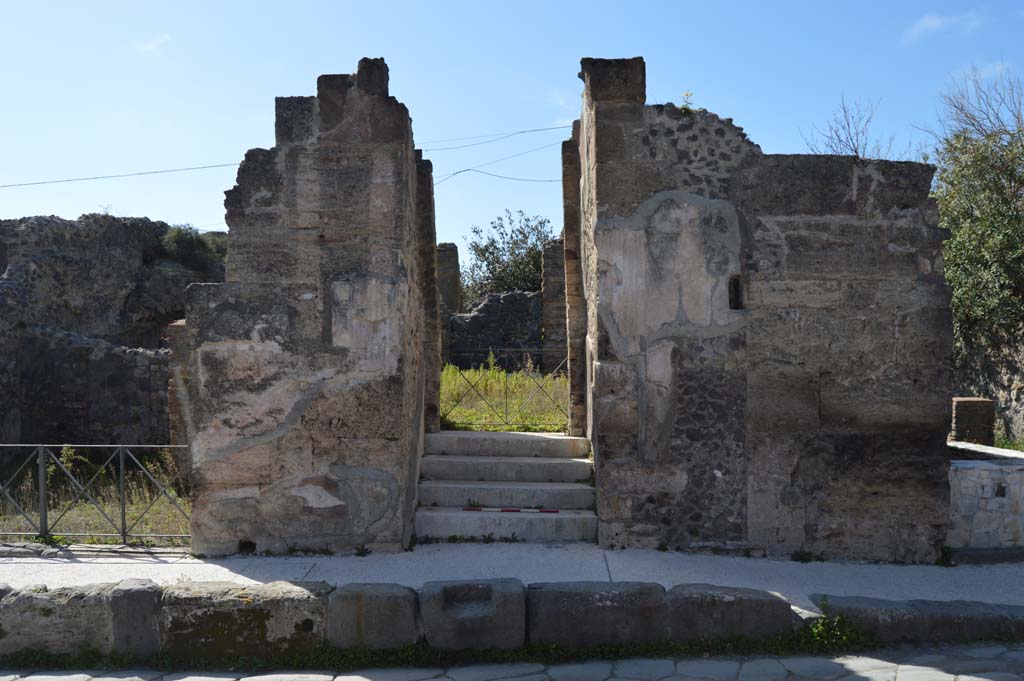 VI.17.32 Pompeii. March 2019. Entrance doorway on west side of Via Consolare.
Foto Taylor Lauritsen, ERC Grant 681269 DÉCOR.
