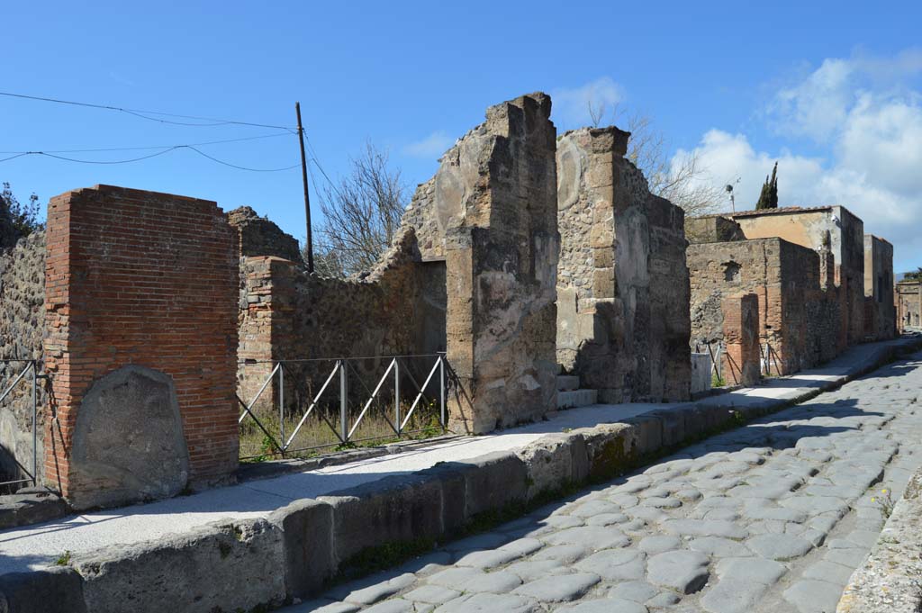 VI.17.32 Pompeii. March 2019. Looking north along west side of Via Consolare, towards entrance doorway with steps, in centre.
Foto Taylor Lauritsen, ERC Grant 681269 DÉCOR.


