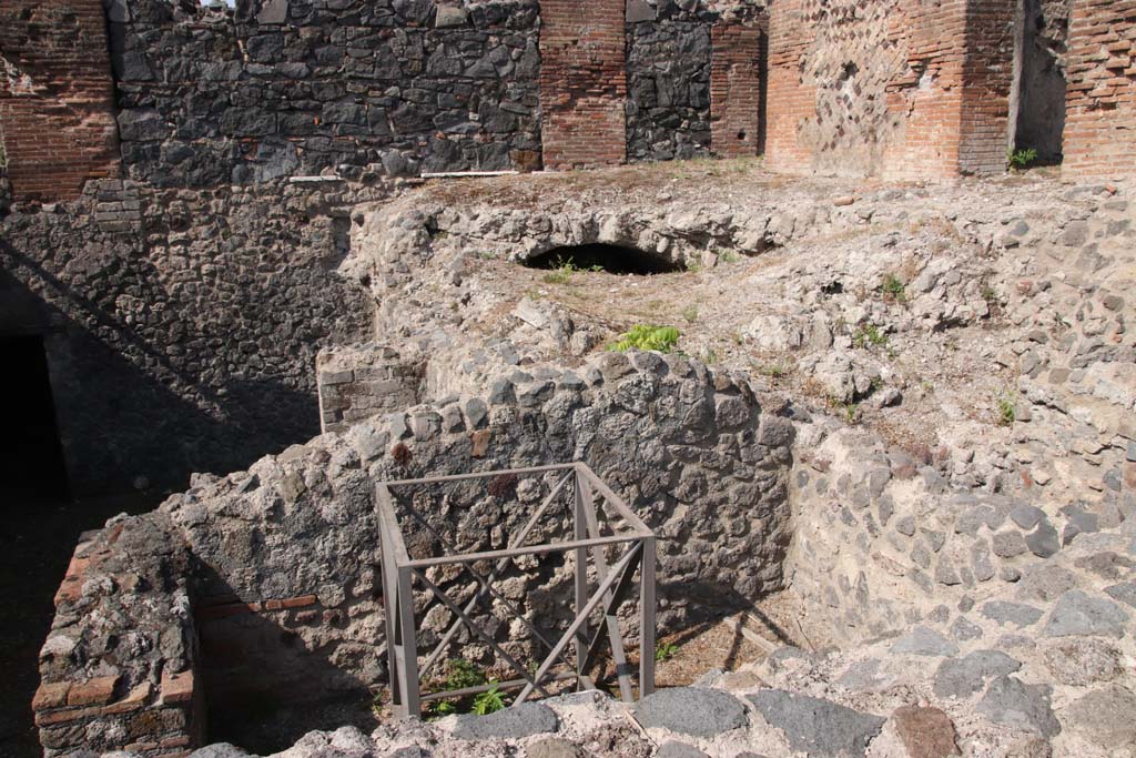 VI.17.36 Pompeii. September 2021. Looking north-west across rooms on lower level. Photo courtesy of Klaus Heese.

