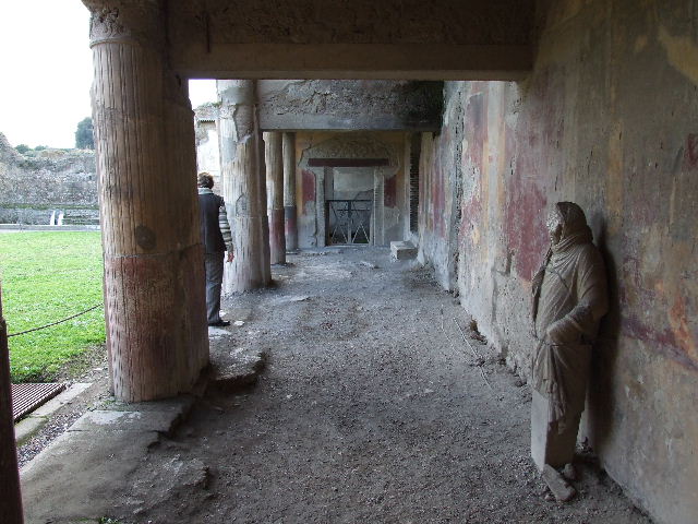 VII.1.8 Pompeii. December 2006. North side of portico B, looking west to room Q.