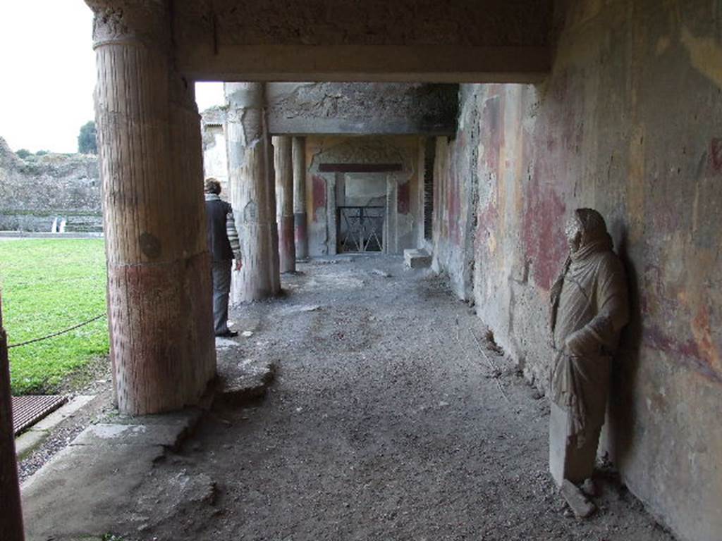 VII.1.8 Pompeii. July 2021. Statue of a woman in north portico B.
Foto Annette Haug, ERC Grant 681269 DÉCOR
