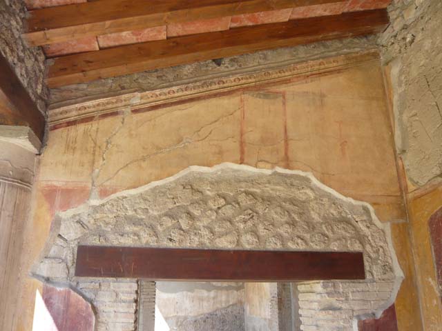 VII.1.8 Pompeii. May 2012. Upper west wall of north portico B, detail of stucco.
Photo courtesy of Buzz Ferebee. 
