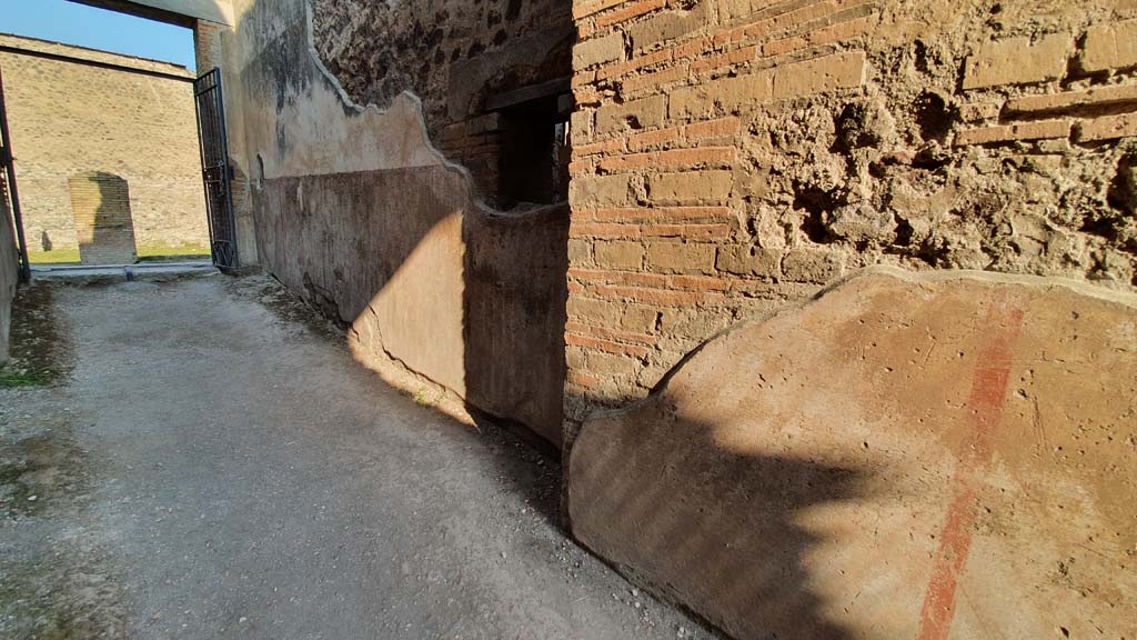 VII.1.8 Pompeii. July 2021. Corridor H, looking west along north wall towards entrance at VII.1.51 onto Vicolo del Lupanare.
Foto Annette Haug, ERC Grant 681269 DÉCOR
