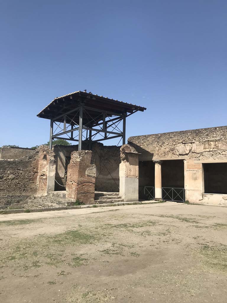 VII.1.8 Pompeii. April 2019. Looking towards north-west corner of gymnasium C and entrance to nymphaeum G, with steps.
Photo courtesy of Rick Bauer.
