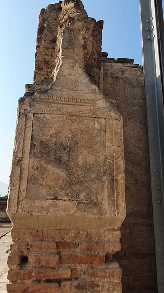 VII.1.8 Pompeii. July 2021. 
North side of pilaster on south side of nymphaeum G entrance.
Foto Annette Haug, ERC Grant 681269 DÉCOR
