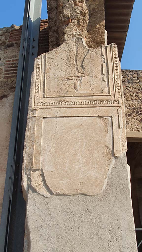 VII.1.8 Pompeii. July 2021. 
South side of pilaster on north side of nymphaeum G entrance.
Foto Annette Haug, ERC Grant 681269 DÉCOR
