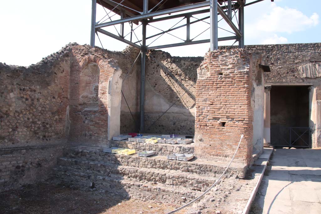 VII.1.8 Pompeii. September 2021. 
Looking towards pilaster of Nymphaeum G, on north side of Pool D. Photo courtesy of Klaus Heese.

