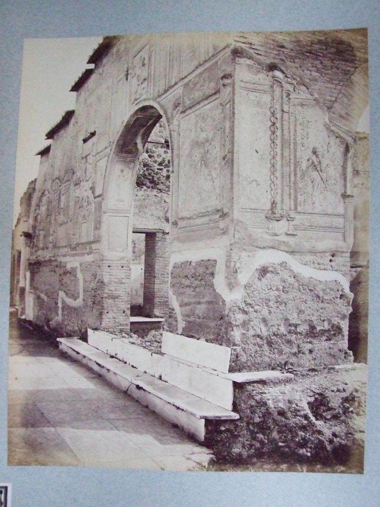 VII.1.8 Pompeii Stabian Baths. Detail of stucco plaster on outside corner of room nymphaeum F. 
Old undated photograph courtesy of the Society of Antiquaries, Fox Collection.
