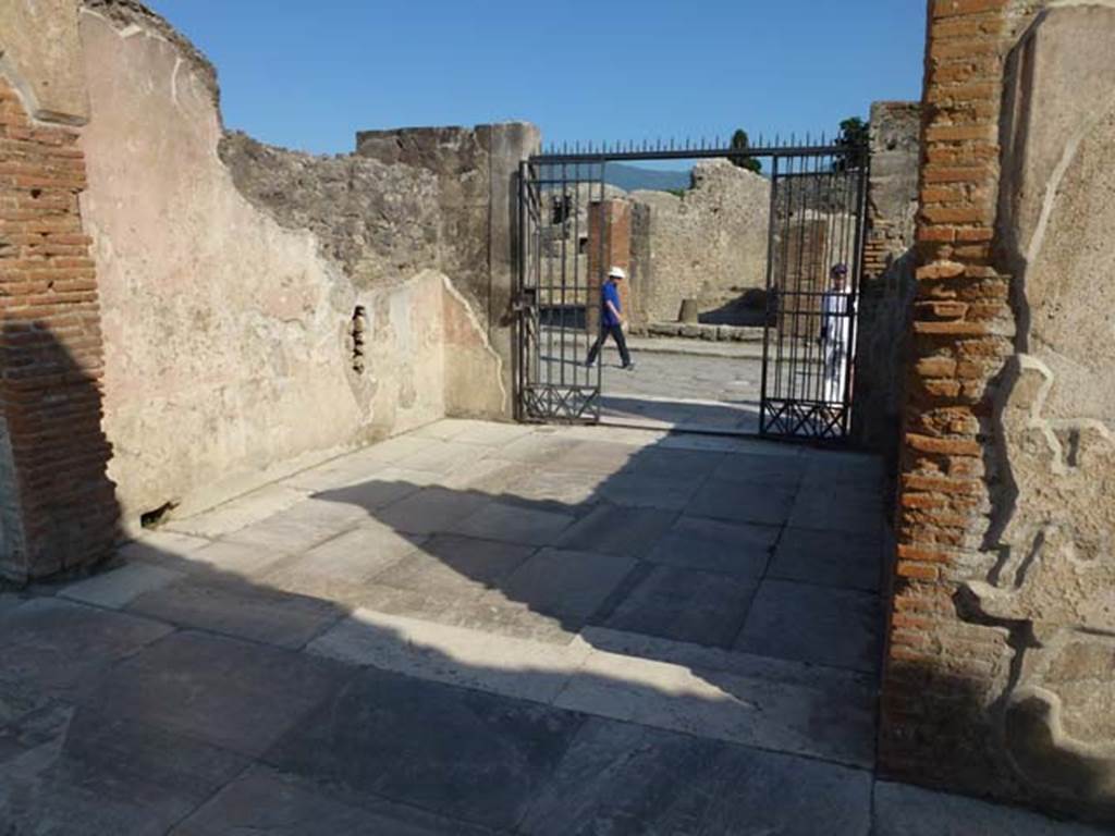 VII.1.8 Pompeii. June 2012. Entrance vestibule A, looking south towards entrance on Via dell’Abbondanza. Photo courtesy of Michael Binns.
