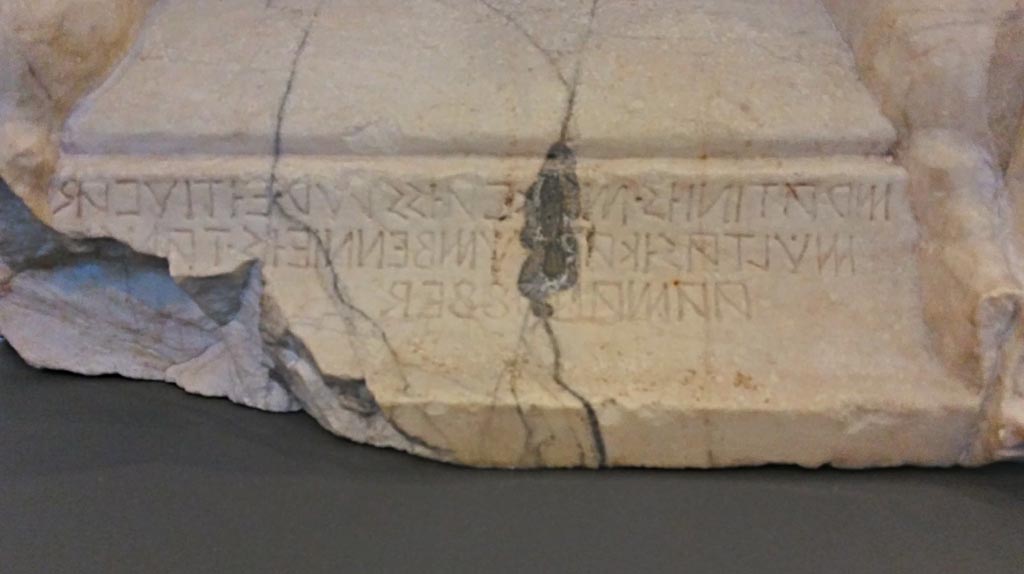 VII.1.8 Pompeii. November 2018. 
Oscan inscription [Vetter 12] stating that Maras Atinius commissioned the construction of the sundial. Photo courtesy of Giuseppe Ciaramella.

