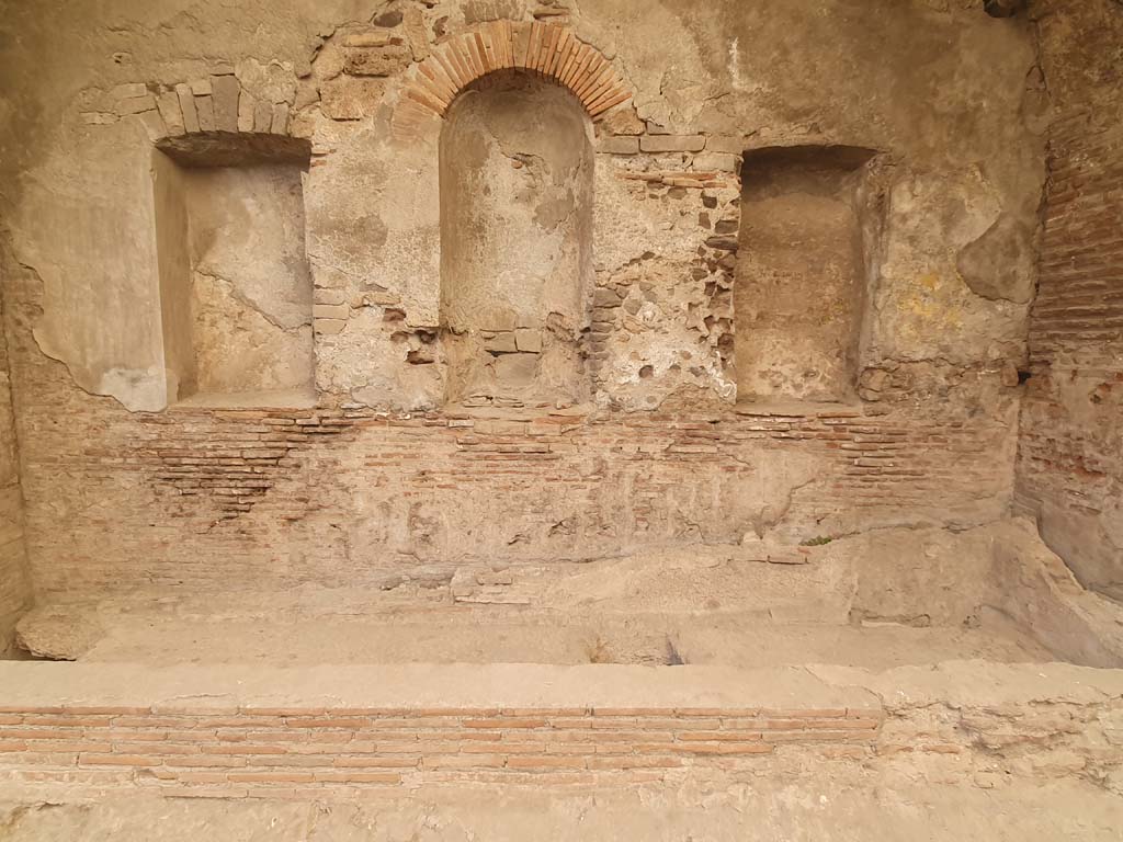 VII.1.8 Pompeii. July 2021. Detail of recesses on east wall of calidarium 5.
Foto Annette Haug, ERC Grant 681269 DÉCOR
