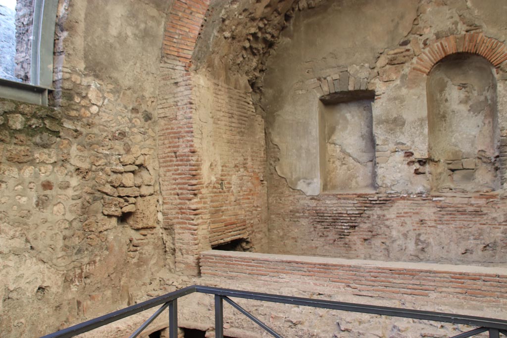 VII.1.8 Pompeii. October 2022. North-east corner of calidarium 5. Photo courtesy of Klaus Heese.