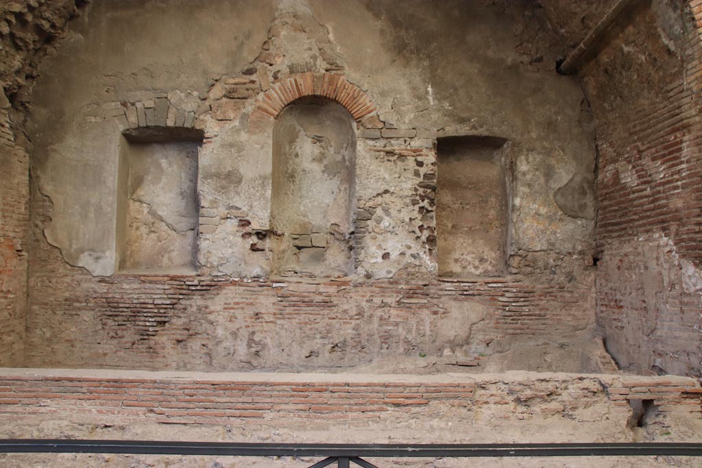 VII.1.8 Pompeii. October 2022. East wall of calidarium 5. Photo courtesy of Klaus Heese.