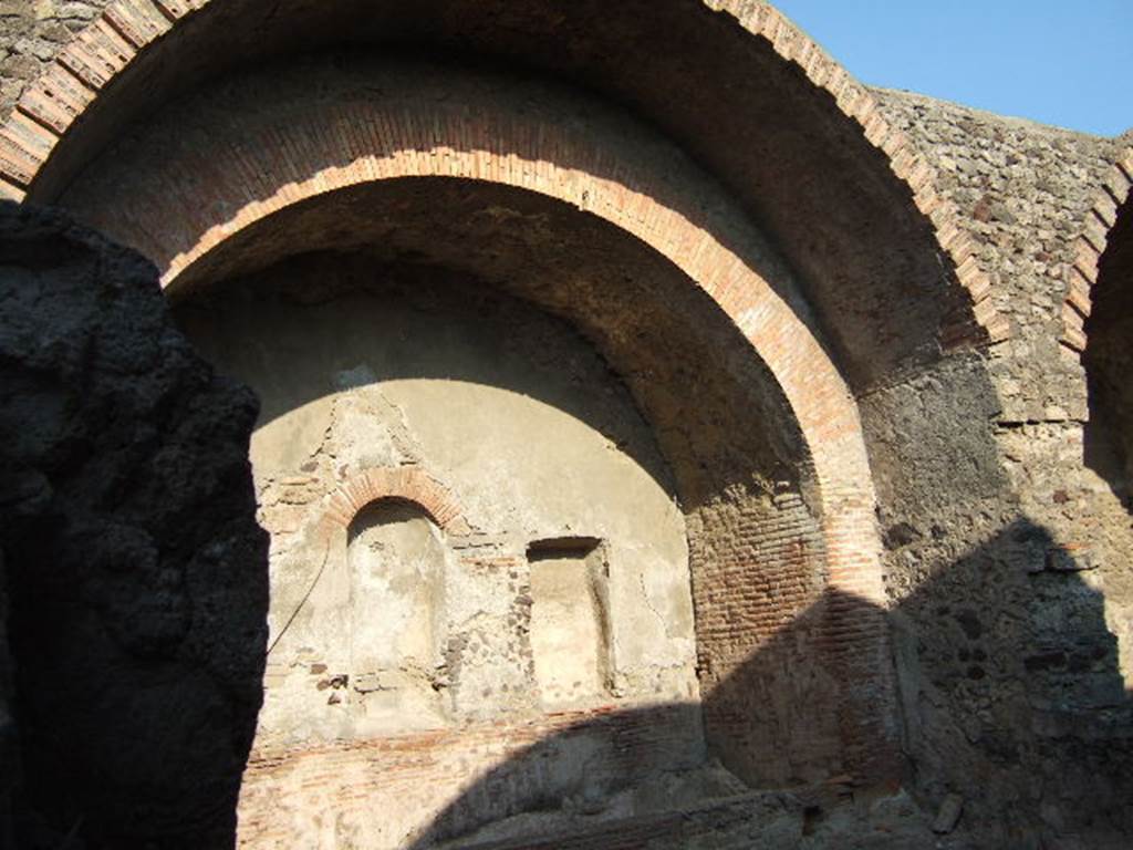 VII.1.8 Pompeii. September 2005. East end wall of men’s calidarium 5.