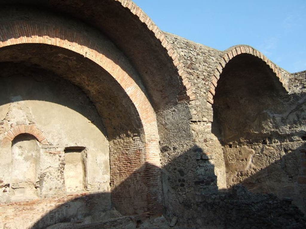 VII.1.8 Pompeii. September 2005. Barrel vaulted ceilings of south-east corner of men’s calidarium 5 and of men’s tepidarium 3.