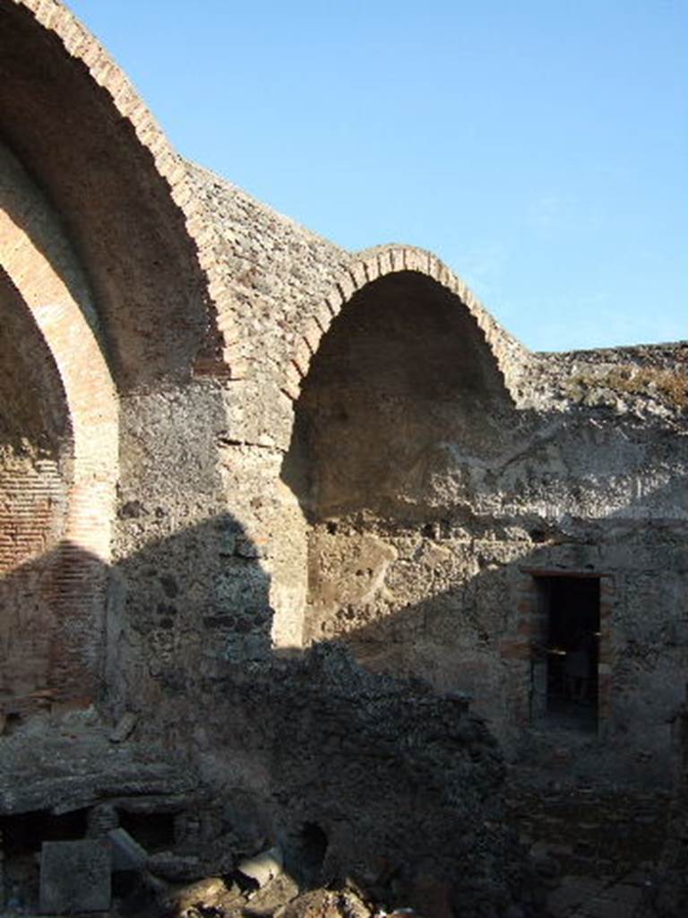 VII.1.8 Pompeii. September 2005. Looking south towards east end of men’s tepidarium 3 and doorway into apodyterium (changing room) 2.
