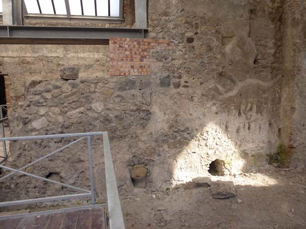 VII.1.8 Pompeii. June 2012. South wall of men’s calidarium 5, at west end. Photo courtesy of Michael Binns.