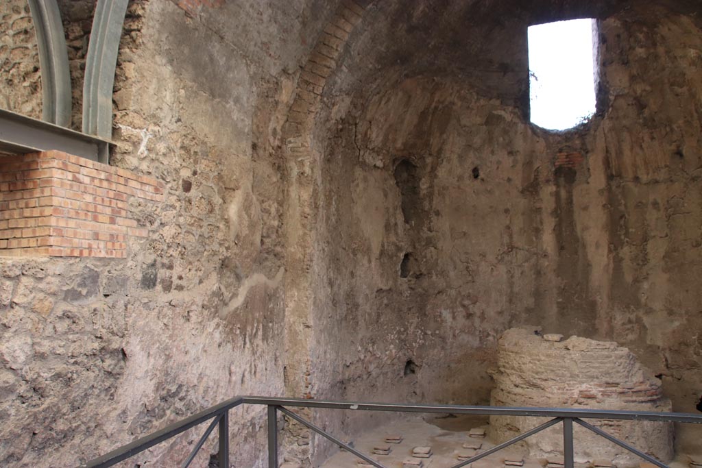 VII.1.8 Pompeii. October 2022. Looking towards south-west side of men’s calidarium 5. Photo courtesy of Klaus Heese.