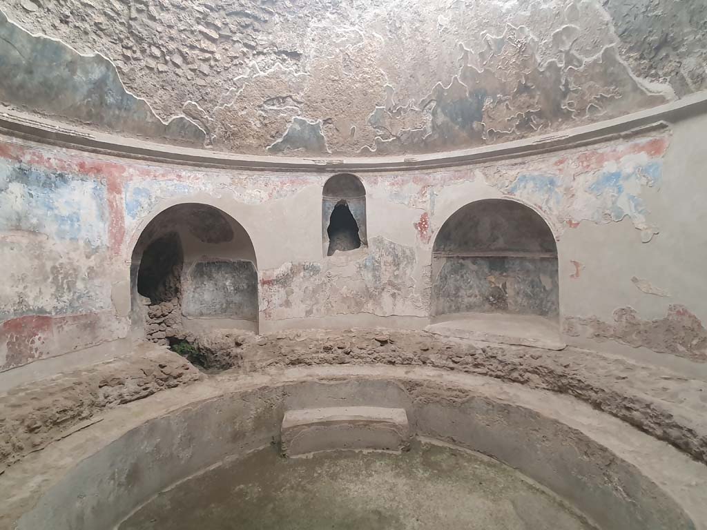 VII.1.8 Pompeii. July 2021. Frigidarium 4, cold bath, step and recesses.
Foto Annette Haug, ERC Grant 681269 DÉCOR

