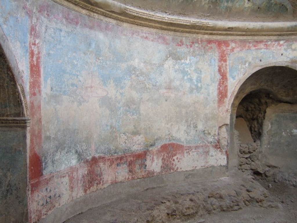 VII.1.8 Pompeii. September 2005. Painted decoration between recesses in frigidarium 4.