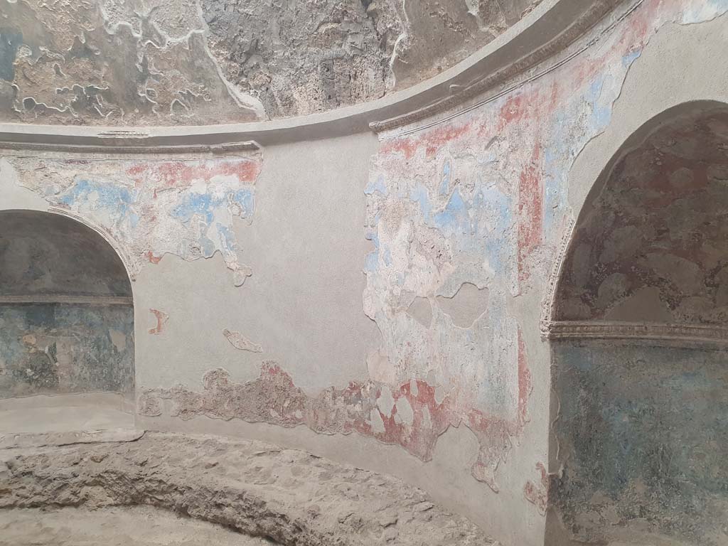 VII.1.8 Pompeii. July 2021. Frigidarium 4, remains of painted decoration between recesses, on east side.
Foto Annette Haug, ERC Grant 681269 DÉCOR
