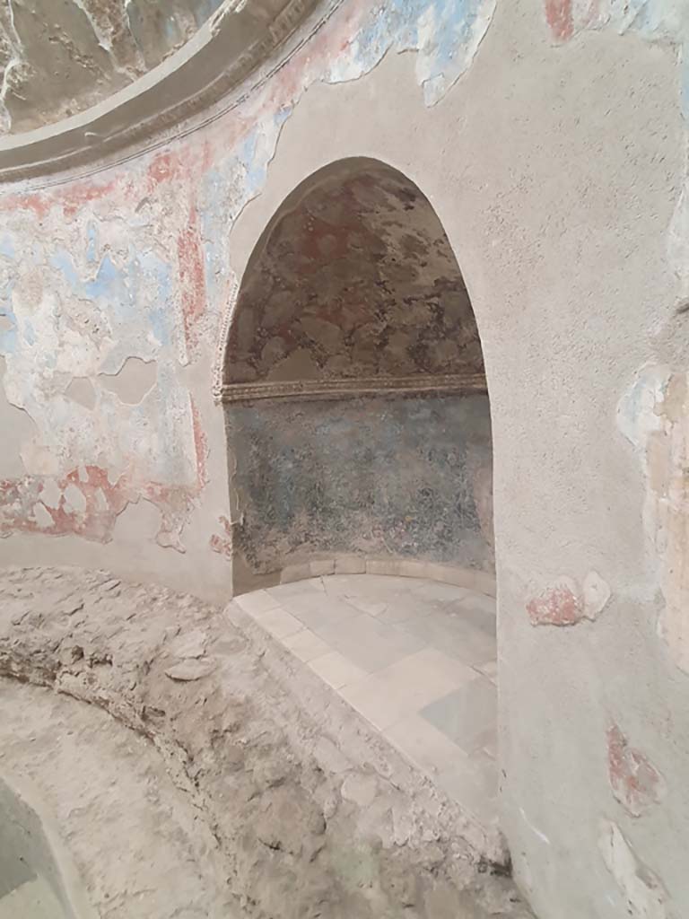 VII.1.8 Pompeii. July 2021. Recess on east side of frigidarium 4.
Foto Annette Haug, ERC Grant 681269 DÉCOR
