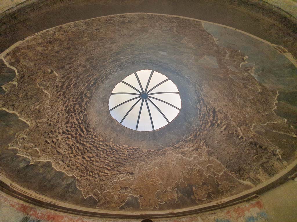 VII.1.8 Pompeii. July 2021. Frigidarium 4, ceiling with central opening.
Foto Annette Haug, ERC Grant 681269 DÉCOR
