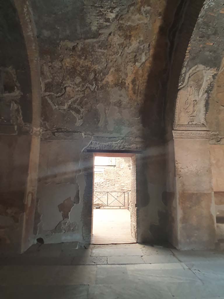 VII.1.8 Pompeii. July 2021. 
Looking north from men’s changing room 2, through doorway into tepidarium 3. 
Foto Annette Haug, ERC Grant 681269 DÉCOR
