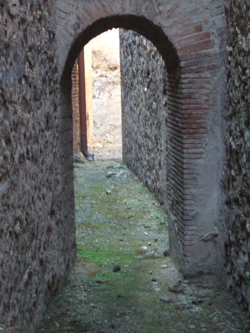 VII.1.8 Pompeii. May 2005. Room 2c at rear of calidarium 5. 